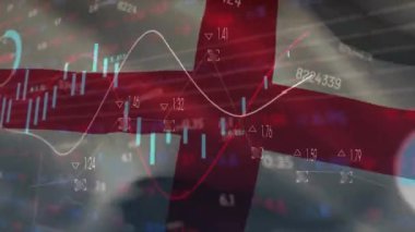 İngiltere bayrağı üzerinde istatistik ve finansal veri işleme animasyonu. Küresel iş, finans, bağlantılar, hesaplama ve veri işleme kavramı dijital olarak oluşturulmuş video.