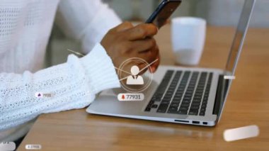 Akıllı telefon kullanarak, iki ırklı iş adamının üzerindeki simgelerle olan bağlantıların animasyonu. Küresel iş, sosyal medya, dijital arayüz ve dijital olarak oluşturulan veri işleme kavramı.