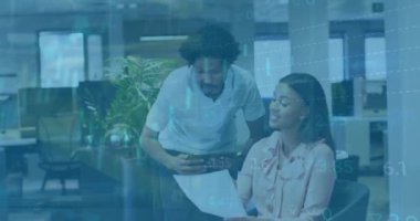 Ofisteki çeşitli iş adamları üzerinde finansal veri işleme animasyonu. Küresel finans, iş, bağlantılar, hesaplama ve veri işleme kavramı dijital olarak oluşturulmuş video.