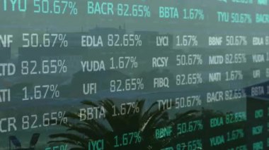 Modern şehrin gökyüzüne karşı sisli hava manzarası üzerinden ticaret panosunun animasyonu. Dijital bileşik, çoklu pozlama, iş, borsa, binalar, mimari ve teknoloji konsepti.