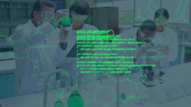 Laboratuvardaki çeşitli bilim adamları üzerinde bilimsel veri işleme animasyonu. Küresel araştırma, tıp, bilim, hesaplama ve veri işleme kavramı dijital olarak oluşturulmuş video.