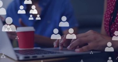 Ofiste dizüstü bilgisayar kullanan Afro-Amerikan iş kadınının veri işleme animasyonu. Küresel finans, iş ve veri işleme kavramı dijital olarak oluşturulmuş video.