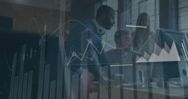 Ofisteki çeşitli iş adamları üzerinde finansal veri işleme animasyonu. Küresel iş, ağlar, bağlantılar, hesaplama ve veri işleme kavramı dijital olarak oluşturulmuş video.