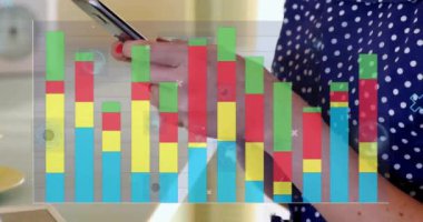 Akıllı telefon kullanan beyaz bir kadın üzerinde şema ve veri işleme animasyonları. Küresel iş ve dijital arayüz kavramı, dijital olarak oluşturulmuş video.