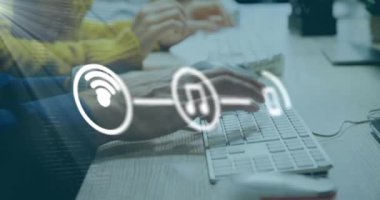 Ofisteki bilgisayarları kullanan çeşitli iş adamları üzerinde medya simgelerinin canlandırılması. Küresel iş, teknoloji ve dijital arayüz kavramı, dijital olarak oluşturulmuş video.