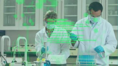 Laboratuvarda çalışan beyaz bilim adamları üzerinde bilimsel veri işleme animasyonu. Küresel bilim, bilgisayar ve veri işleme kavramı dijital olarak oluşturulmuş video.