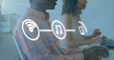 Ofisteki telefon kulaklığı kullanan çeşitli iş adamlarının medya simgelerinin canlandırılması. Küresel iş, teknoloji ve dijital arayüz kavramı, dijital olarak oluşturulmuş video.