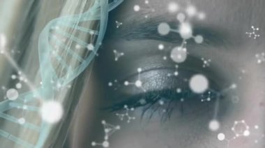 DNA ipliği, moleküller ve beyaz kadının yüzünün animasyonu. Küresel bilim, araştırma, bağlantılar, hesaplama ve veri işleme kavramı dijital olarak oluşturulmuş video.