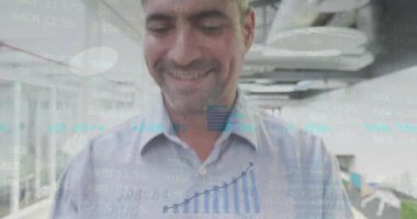 Akıllı telefon kullanan beyaz iş adamının finansal veri işleme animasyonu. Küresel iş, ağlar, bağlantılar, hesaplama ve veri işleme kavramı dijital olarak oluşturulmuş video.