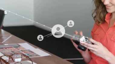 Beyaz iş kadınının ofisindeki ikonlarla olan bağlantılarının animasyonu. Küresel iş, bilgisayar, veri işleme ve bağlantılar konsepti dijital olarak oluşturulmuş video.