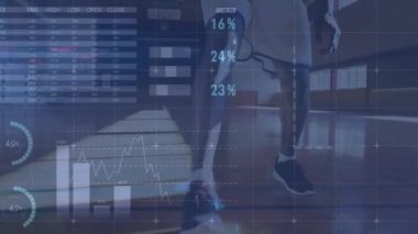 Çift ırklı erkek basketbolcu üzerinden finansal veri işleme animasyonu. Dijital olarak oluşturulan küresel finans, spor ve dijital arayüz kavramı.