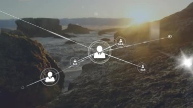Manzara üzerindeki simgelerle bağlantı ağının animasyonu. Küresel iş, bağlantılar, hesaplama ve veri işleme kavramı dijital olarak oluşturulmuş video.