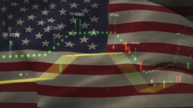 ABD bayrağı üzerinde istatistik ve finansal veri işleme animasyonu. Küresel iş, finans, bağlantılar, hesaplama ve veri işleme kavramı dijital olarak oluşturulmuş video.