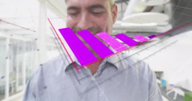Mor diyagramın animasyonu, akıllı telefon kullanan iki ırklı bir adam üzerinde. Küresel iş, teknoloji ve dijital arayüz kavramı, dijital olarak oluşturulmuş video.
