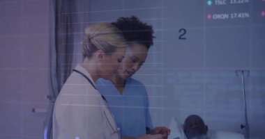 Grafiklerin animasyonu, ticaret kurulları, çeşitli kadın doktorlar hasta tıbbı hakkında hemşireleri açıklıyor. Dijital bileşik, çoklu pozlama, rapor, iş dünyası, borsa, takım çalışması ve sağlık hizmetleri.