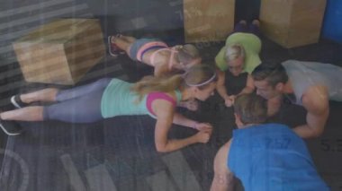 Spor salonunda egzersiz yapan çeşitli insanlar üzerinde finansal veri işleme animasyonu. Küresel spor, iş, bilgisayar, veri işleme ve bağlantılar konsepti dijital olarak oluşturulmuş video.