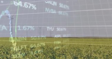 Rüzgâr türbinleriyle alanın üzerinde şema ve veri işleme animasyonları. Küresel iş, doğa ve dijital arayüz kavramı, dijital olarak oluşturulmuş video.