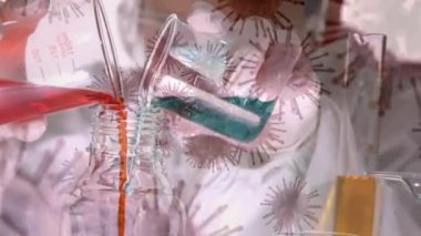 Virüs hücrelerinin, laboratuarda çalışan Kafkas kadın bilim adamı üzerinde canlandırılması. Bilim, tıp ve salgın konsepti dijital olarak üretilen video.