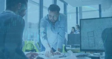 Çeşitli mimarların ofiste toplantı yapmaları üzerine finansal veri işleme animasyonu. İş, finans, takım çalışması, mimari ve dijital arayüz kavramı dijital olarak oluşturuldu.