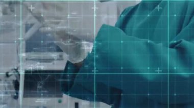 Hastanedeki beyaz erkek cerrahın veri işleme animasyonu. Küresel tıp, sağlık hizmetleri, bilgisayar ve veri işleme kavramı dijital olarak oluşturulmuş video.