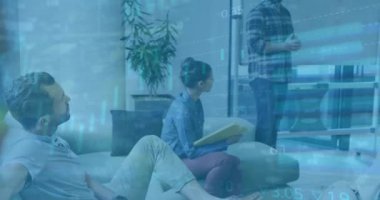 Muhtelif meslektaşların ofiste toplanması üzerine finansal veri işleme animasyonu. İş, finans, takım çalışması ve dijital video arayüzü kavramı.