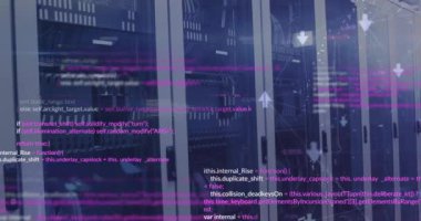 Sunucu odasındaki veri raflarının üzerinde bağlı oklar ve bilgisayar dilinin animasyonu. Dijital bileşik, çoklu pozlama, iletişim, kodlama, programlama dili, veri merkezi, teknoloji.