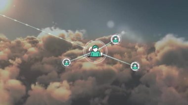 Bulutların üzerindeki simgelerle bağlantı ağının animasyonu. Küresel bağlantılar, bulut hesaplama ve veri işleme kavramı dijital olarak oluşturulmuş video.