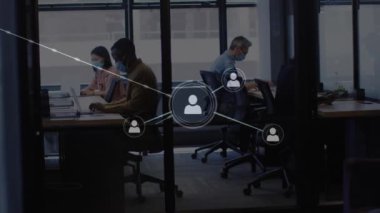 Çeşitli iş adamlarının bağlantı ağı üzerinden ofislerindeki animasyonları. Küresel iş, bağlantılar, hesaplama ve veri işleme kavramı dijital olarak oluşturulmuş video.