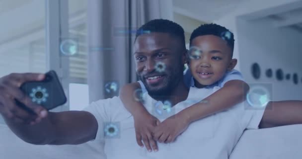 Animacja Danych Nad Szczęśliwym Afrykańskim Ojcem Synem Robiącym Selfie Domu — Wideo stockowe