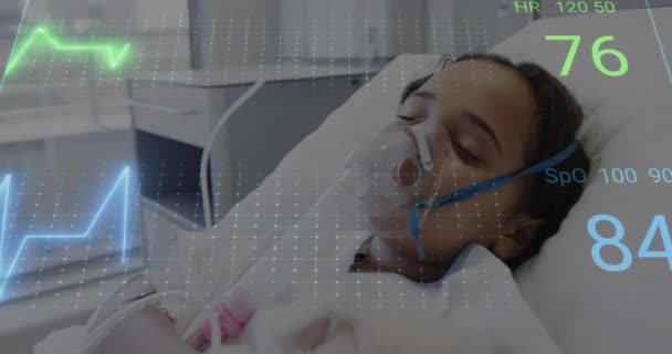 病院のベッドに横たわる酸素マスクを着用した女性に対する心拍数モニターのアニメーション 研究科学技術コンセプト — ストック動画