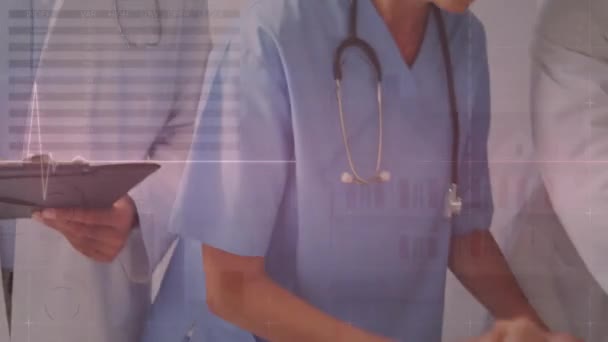 Zróżnicowani Lekarze Zamiast Męskiego Pacjenta Łóżku Maską Tlenową Kardiografie Medycyna — Wideo stockowe