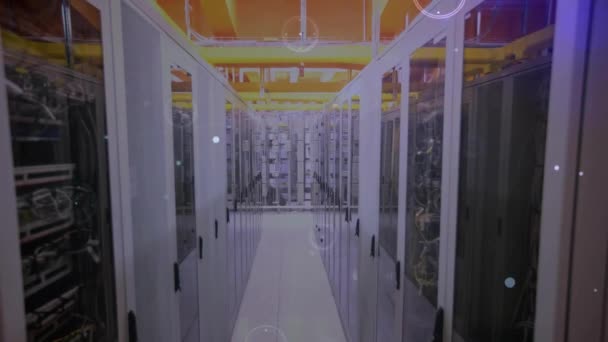サーバールームのデータサーバーラック上の接続された点とレンズのアニメーション デジタル複合 複数の露出 データセンター ネットワークセキュリティ ネットワーキング テクノロジーコンセプト — ストック動画