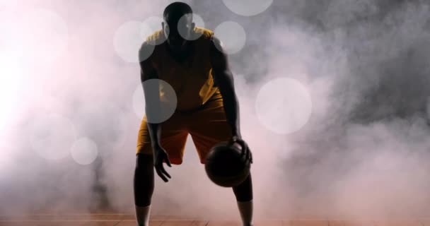 非洲裔美国篮球运动员在黑色背景上抛出球和亮点的动画 竞争和运动概念数字生成的图像 — 图库视频影像