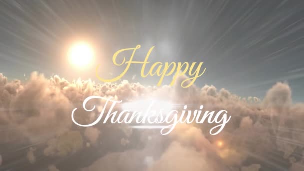 在空中观看浓密的云彩和天空中的太阳时 用快乐的感恩文字进行动画 数码合成 多次曝光 感恩节庆祝 传统概念 — 图库视频影像