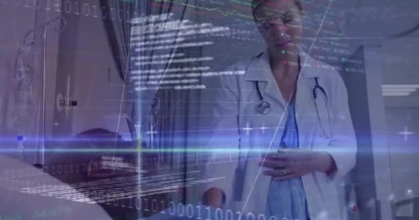 Grafikonok Animációja Bináris Kódok Számítógépes Nyelv Különböző Női Orvosok Beszélgetése — Stock videók
