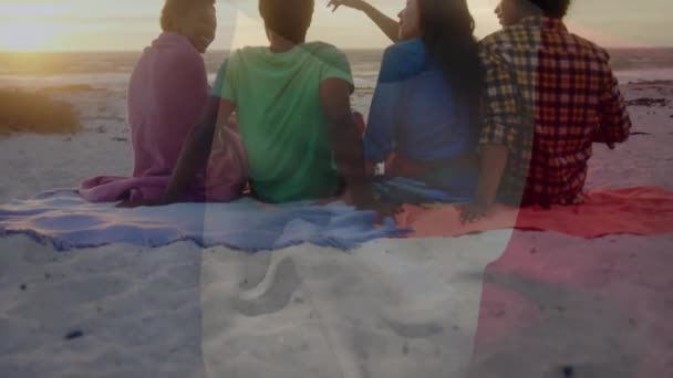 日没のビーチで座っている幸せな多様性の上のイタリアの旗のアニメーション クロアチア ロマンス 愛国心 デジタル生成されたビデオ — ストック動画
