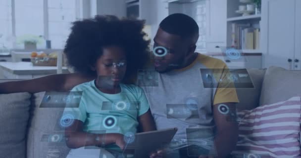Animación Datos Sobre Padre Hija Afroamericanos Felices Utilizando Tableta Relajante — Vídeo de stock