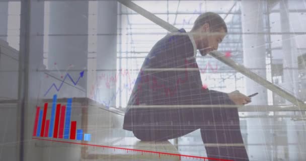 スマートフォンを使用した白人男性に対する赤と青の図のアニメーション グローバルビジネス テクノロジー デジタルインターフェースのコンセプト デジタル生成ビデオ — ストック動画