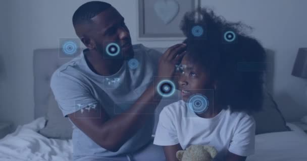 アフリカ系アメリカ人の父親が自宅で娘をスタイリングするデータ処理のアニメーション ネットワーク コミュニケーション デジタル インターフェイス ライフスタイル 家族および国内生活 デジタル生成されたビデオ — ストック動画