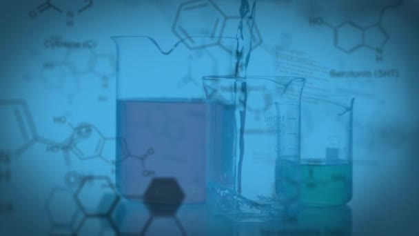 Анімація Молекулярних Структур Над Заповненими Колбами Падіння Хімічної Речовини Лабораторній — стокове відео