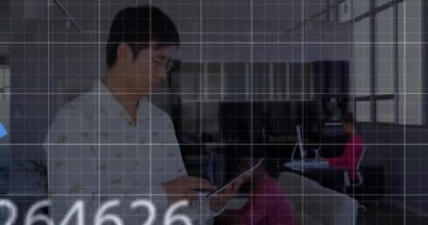 Animering Linjediagram Och Ändra Nummer Över Asiatisk Affärsman Som Arbetar — Stockvideo