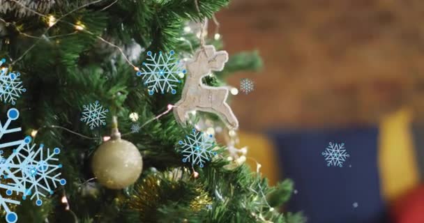 Animazione Neve Che Cade Sopra Albero Natale Con Bagattelle Natale — Video Stock