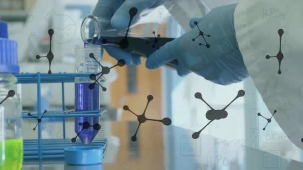 Animace Nukleotidů Nad Oříznutou Rukou Bělošského Výzkumníka Který Nalévá Chemikálie — Stock video