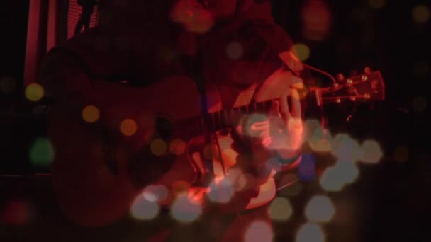 Kavkazská Žena Hrající Noci Kytaru Během Koncertu Nad Městem Party — Stock video