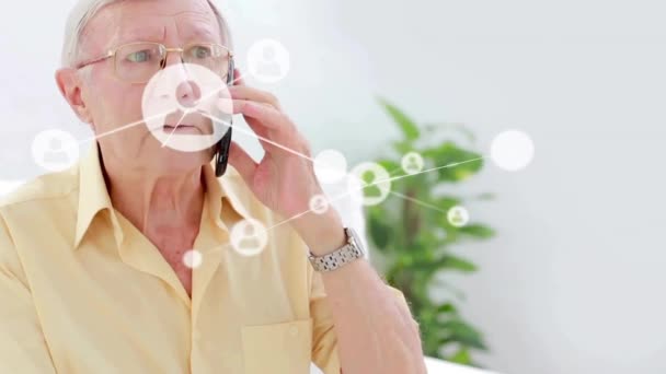 Evde Cep Telefonuyla Konuşan Yaşlı Beyaz Adamın Çizgileriyle Bağlantılı Simgelerin — Stok video