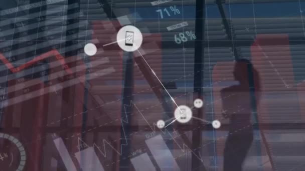 Animacja Sieci Połączeń Ikonami Nad Biznesmenami Chodzącymi Urzędzie Globalny Biznes — Wideo stockowe