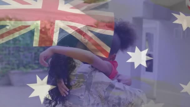 回到家后 在不同的女儿紧紧拥抱母亲的身上升起了澳大利亚国旗 数码合成 多重曝光 自由和爱国主义概念 — 图库视频影像