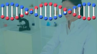 Laboratuvarda çalışan beyaz kadın bilim adamının DNA 'sının animasyonu. Bilim, bilgisayar ve dijital arayüz kavramı dijital olarak oluşturulmuş video.