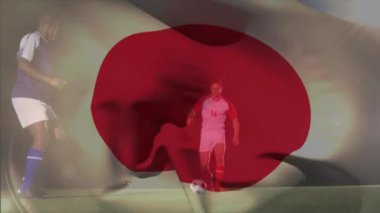 Japon bayrağının dalgalanması, futbol maçında tökezledikten sonra düşen çeşitli futbol oyuncularının canlandırılması. Dijital bileşim, çoklu pozlama, spor, rekabet, özgürlük, hükümet ve vatanseverlik kavramı.
