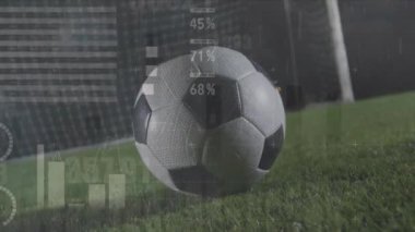 Futbolcuların topa vurması üzerine finansal veri işleme animasyonu. Finansal, spor ve dijital arayüz kavramı dijital olarak oluşturulmuş video.